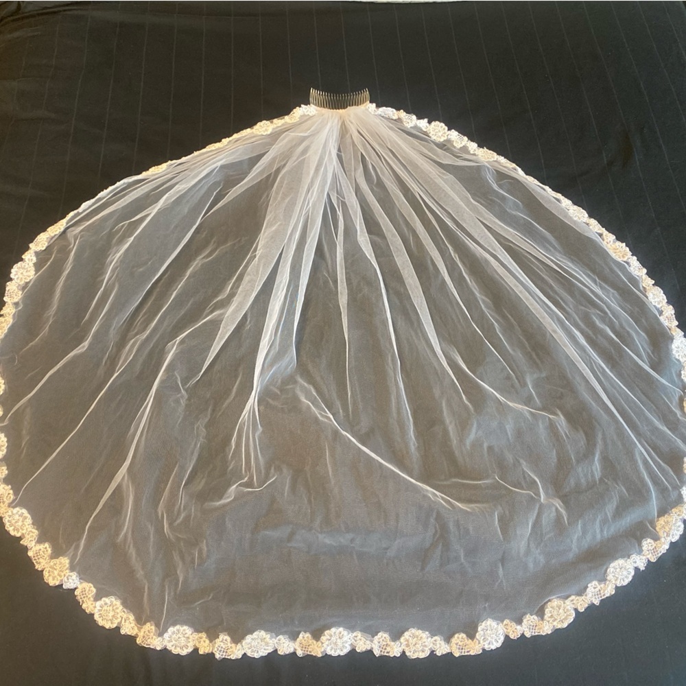 TULLE BRIDAL VEIL WITH BEADED LACE TRIM